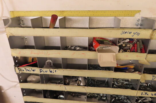 Indhold i hjørne af diverse skruer, bolte, fittings 