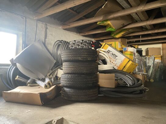 Indhold på loft af diverse slanger, dæk, isolering mv. 