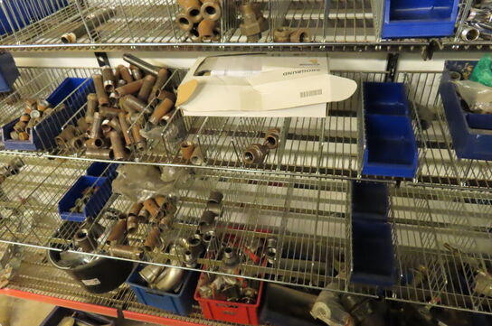 Indhold langs væg af diverse fittings