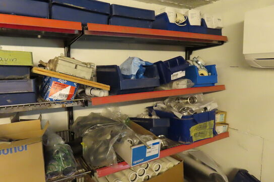 Indhold langs væg af diverse fittings