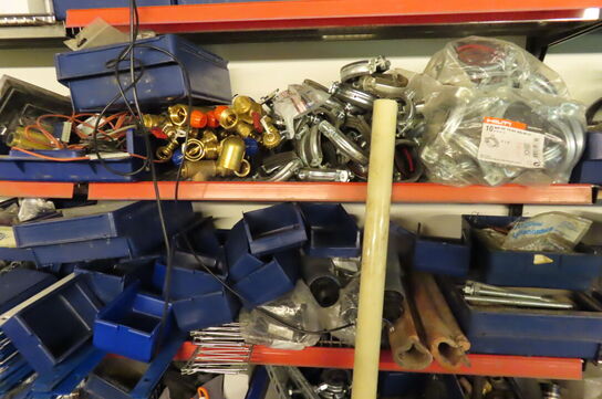 Indhold langs væg af diverse fittings