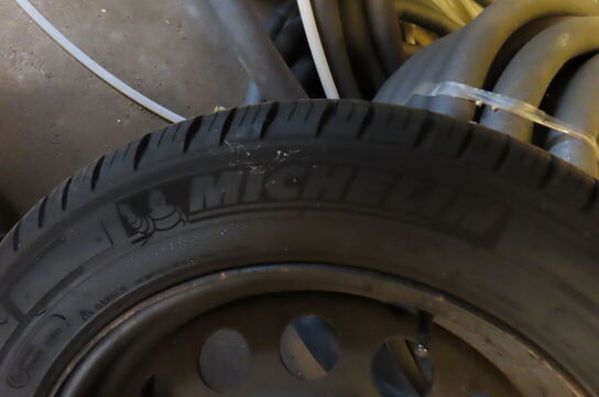 Indhold på loft af diverse slanger, dæk, isolering mv. 