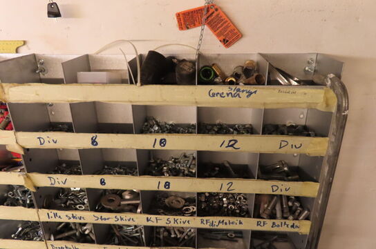 Indhold i hjørne af diverse skruer, bolte, fittings 