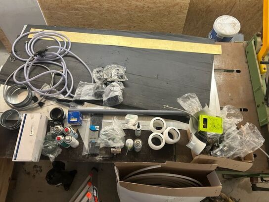 Palle med diverse slanger, spraydåser mv.