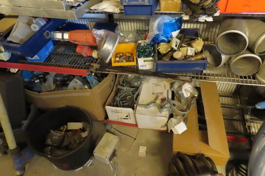 Indhold langs væg af diverse fittings