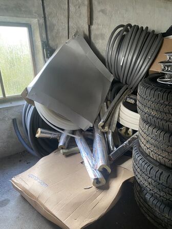 Indhold på loft af diverse slanger, dæk, isolering mv. 