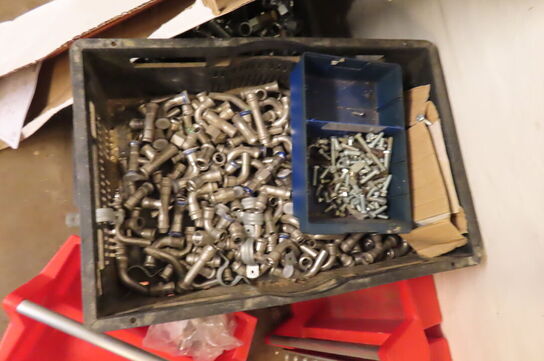 Indhold i hjørne af diverse skruer, bolte, fittings 
