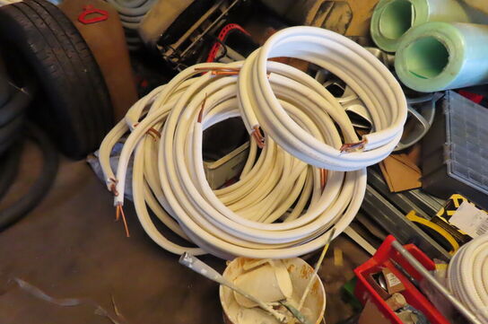 Indhold på loft af diverse slanger, dæk, isolering mv. 