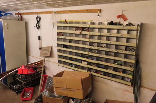 Indhold i hjørne af diverse skruer, bolte, fittings 