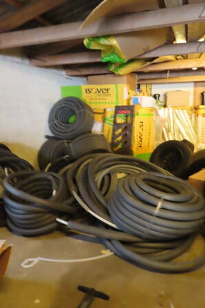 Indhold på loft af diverse slanger, dæk, isolering mv. 