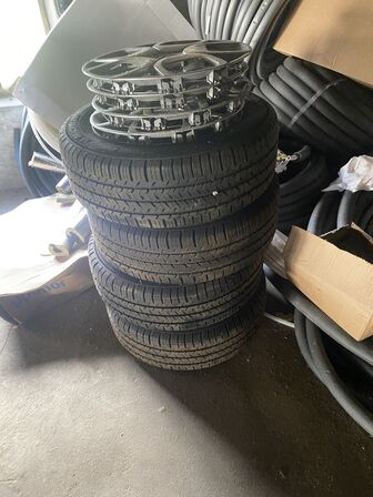 Indhold på loft af diverse slanger, dæk, isolering mv. 