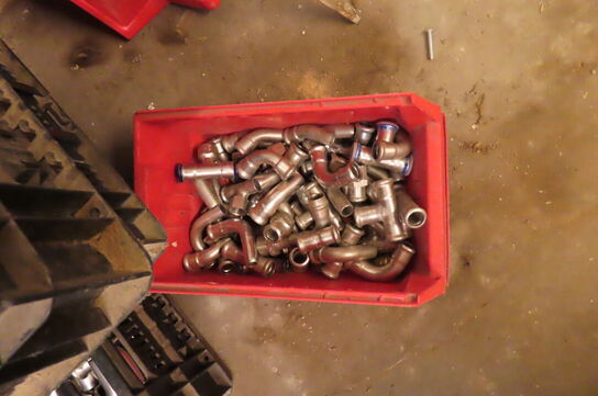 Indhold i hjørne af diverse skruer, bolte, fittings 