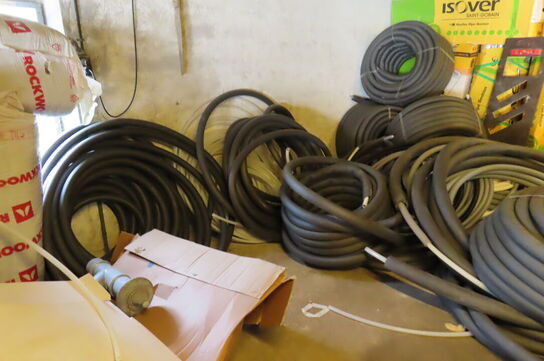 Indhold på loft af diverse slanger, dæk, isolering mv. 