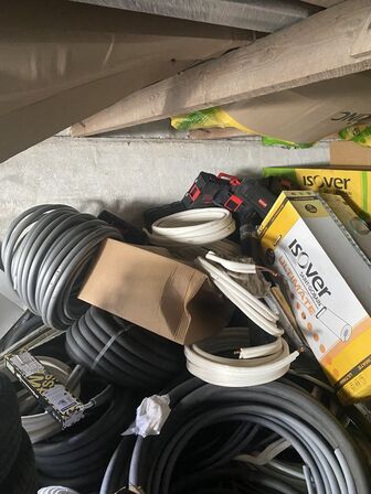 Indhold på loft af diverse slanger, dæk, isolering mv. 