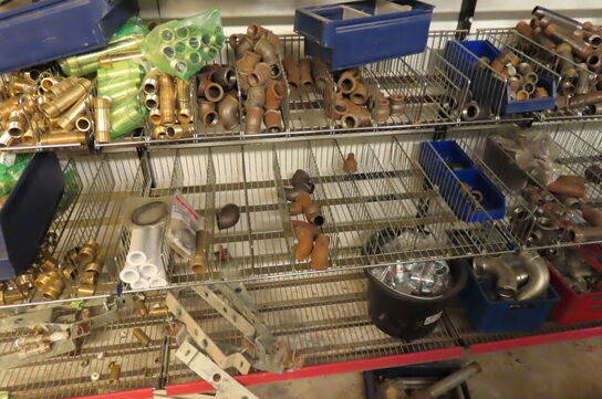 Indhold langs væg af diverse fittings