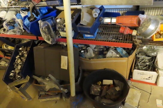 Indhold langs væg af diverse fittings