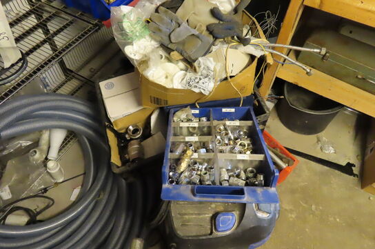 Indhold langs væg af diverse fittings