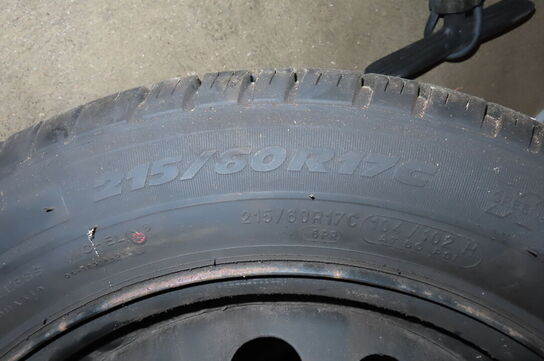 Indhold på loft af diverse slanger, dæk, isolering mv. 