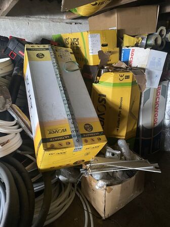 Indhold på loft af diverse slanger, dæk, isolering mv. 