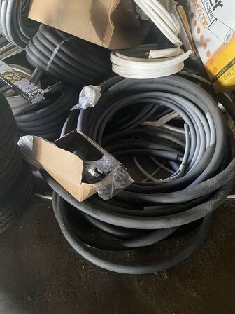 Indhold på loft af diverse slanger, dæk, isolering mv. 