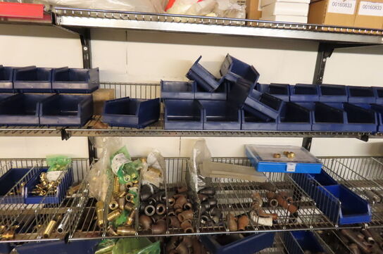 Indhold langs væg af diverse fittings