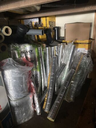 Indhold på loft af diverse slanger, dæk, isolering mv. 