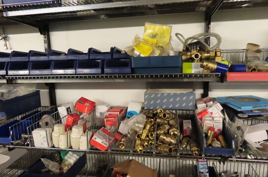 Indhold langs væg af diverse fittings