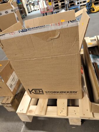 Kasse med highballglas i plast
