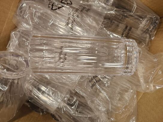 Kasse med highballglas i plast