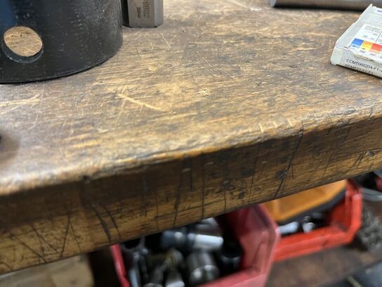 Værkstedsbord med skruetvinge