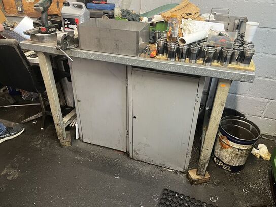 Arbejdsbord med skruetvinge