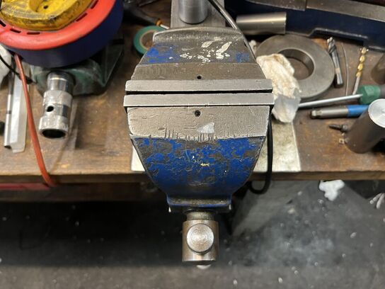 Værkstedsbord med skruetvinge