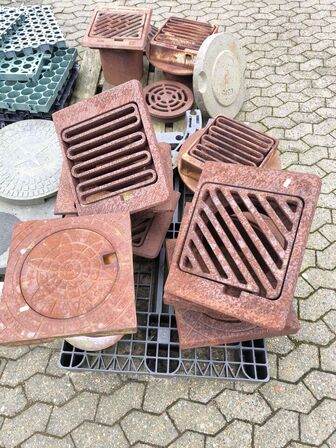 Parti med kloarkriste og brønddæksler