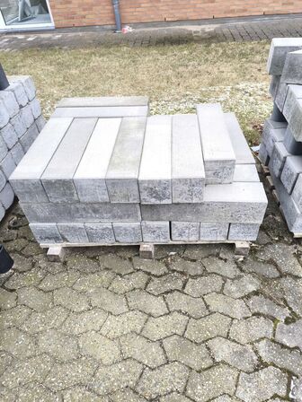 2 paller med betonblokke