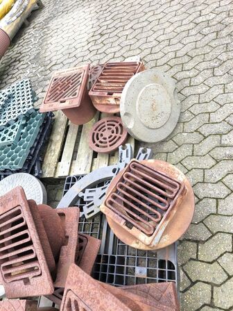 Parti med kloarkriste og brønddæksler