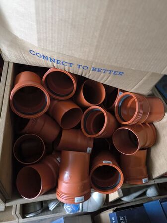 Lot med rør, fittings mm.