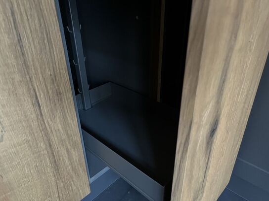 Skab med indbygget køleskab BLAUPUNKT samt reol 