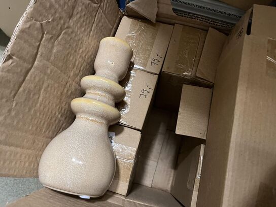 Reol med blandet porcelæn