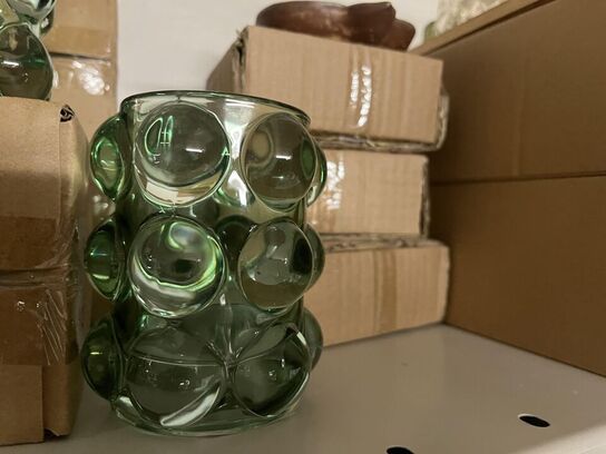 Reol med blandet porcelæn