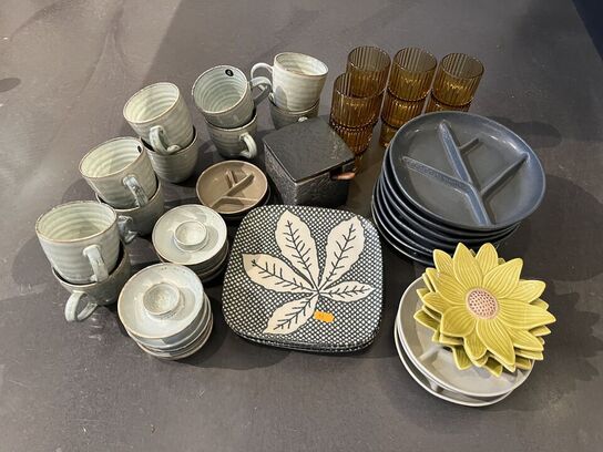 Krus, tallerkner samt glas 