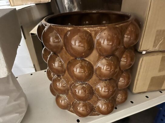 Reol med blandet porcelæn