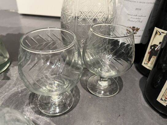 4 fl. Vin samt diverse glas