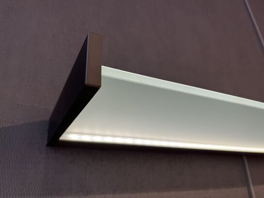 Skab samt 2 stk. hylder