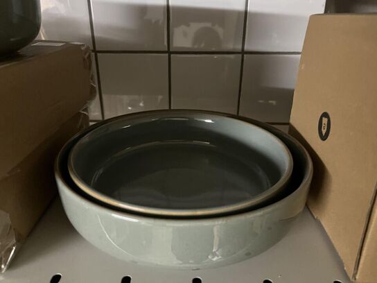 Reol med blandet porcelæn