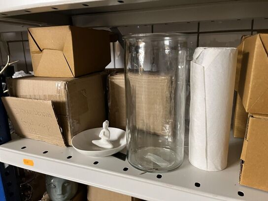 Reol med blandet porcelæn