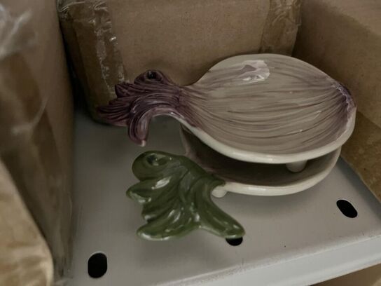 Reol med blandet porcelæn