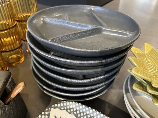 Krus, tallerkner samt glas 