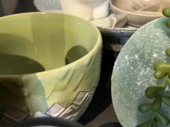 Bestik, skåle, krus m.v. 