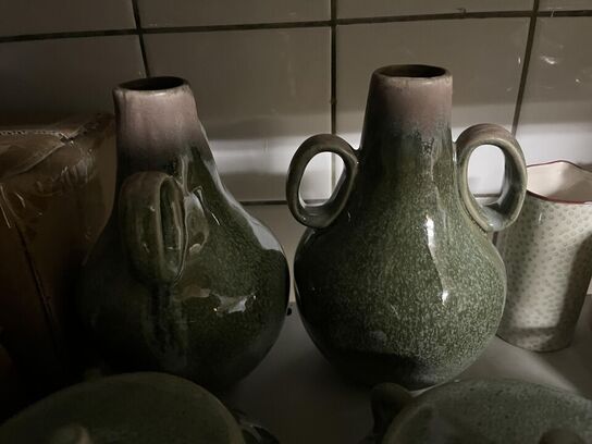 Reol med blandet porcelæn