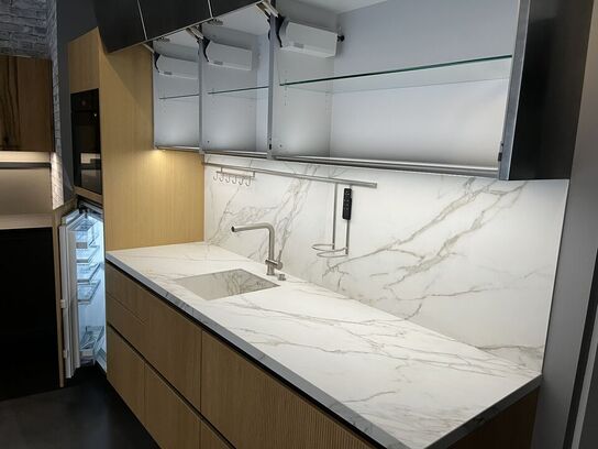 Køkken HÄCKER uden ovn, med indbygningskøleskab SIEMENS 